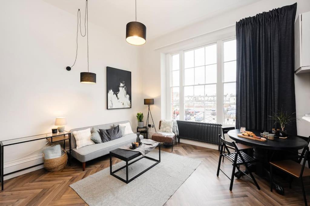 High End Free Parking Wifi Balcony Ensuite Челтенхам Экстерьер фото